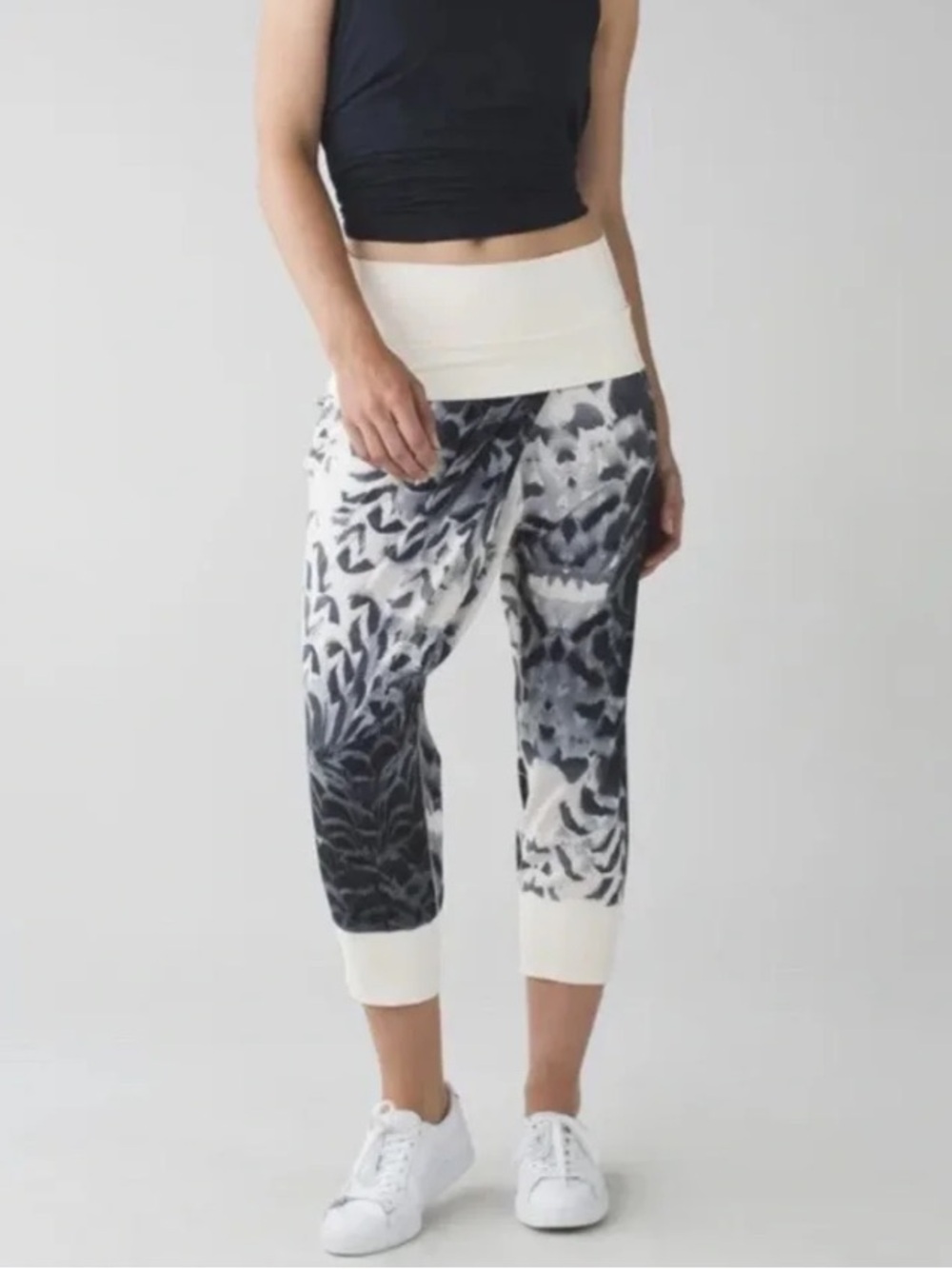 Vintage Lululemon Dance to Yoga pants in pretty plume angel wings 10